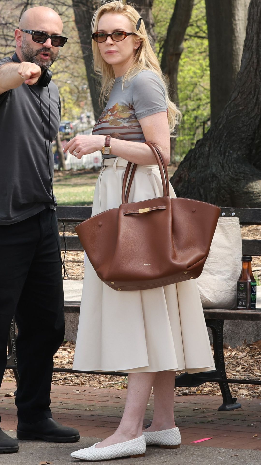 LINDSAY LOHAN FILMING SCENES IN NEW YORK WITH A DEMELLIER TOTE BAG