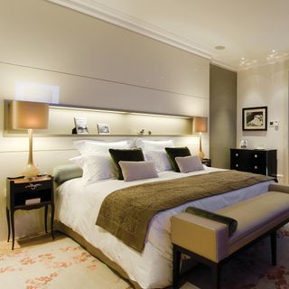 bedroom with bedside lamp and white ceiling