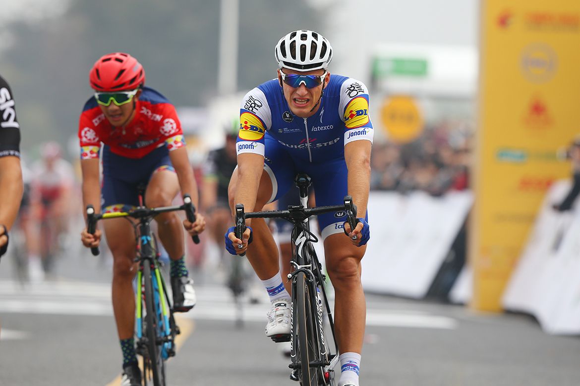 Marcel Kittel crosses the line