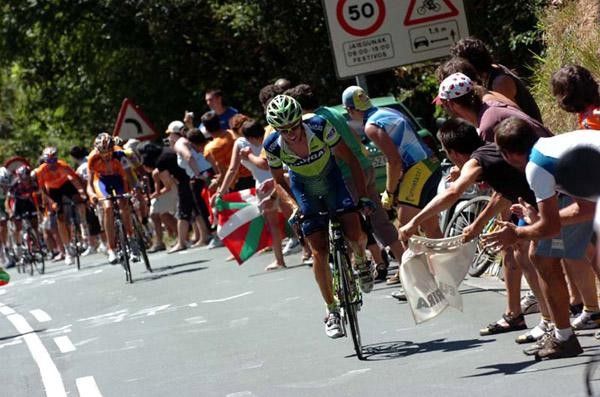 Attacco Bertagnolli (Liquigas) makes a successful launch late in the race