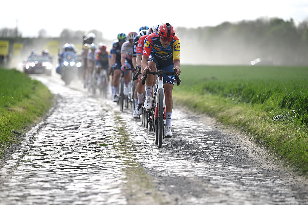Lucinda Brand crashes out of contention at Paris-Roubaix Femmes following collision with spectator