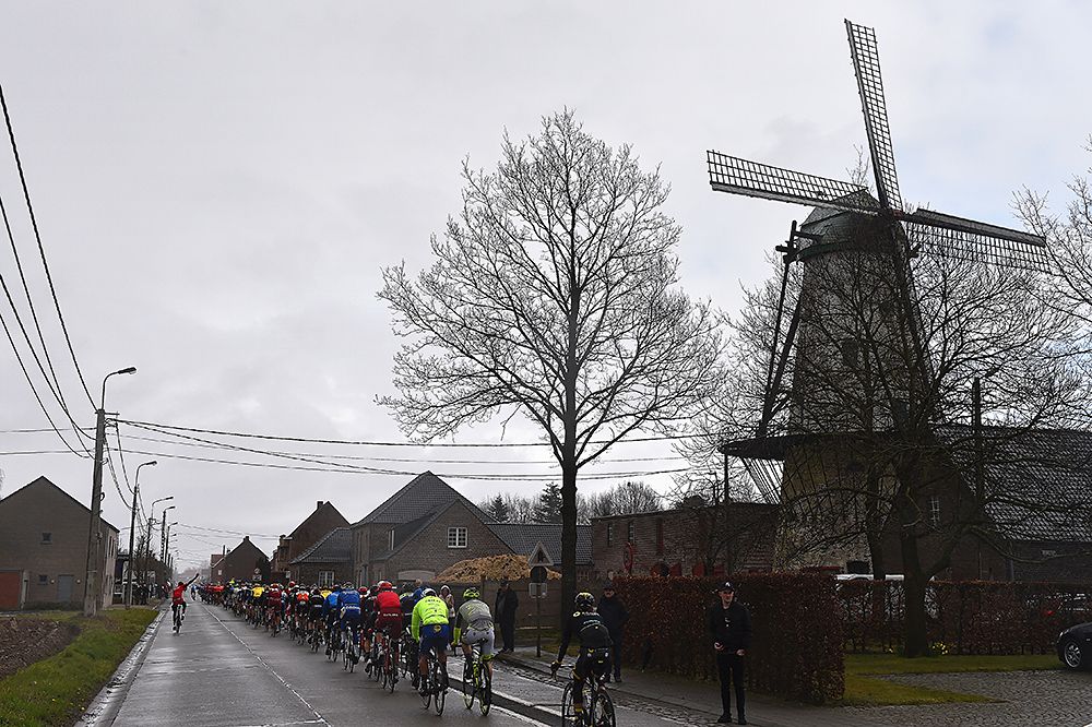 The start of Dwars door Vlaanderen was wet and overcast