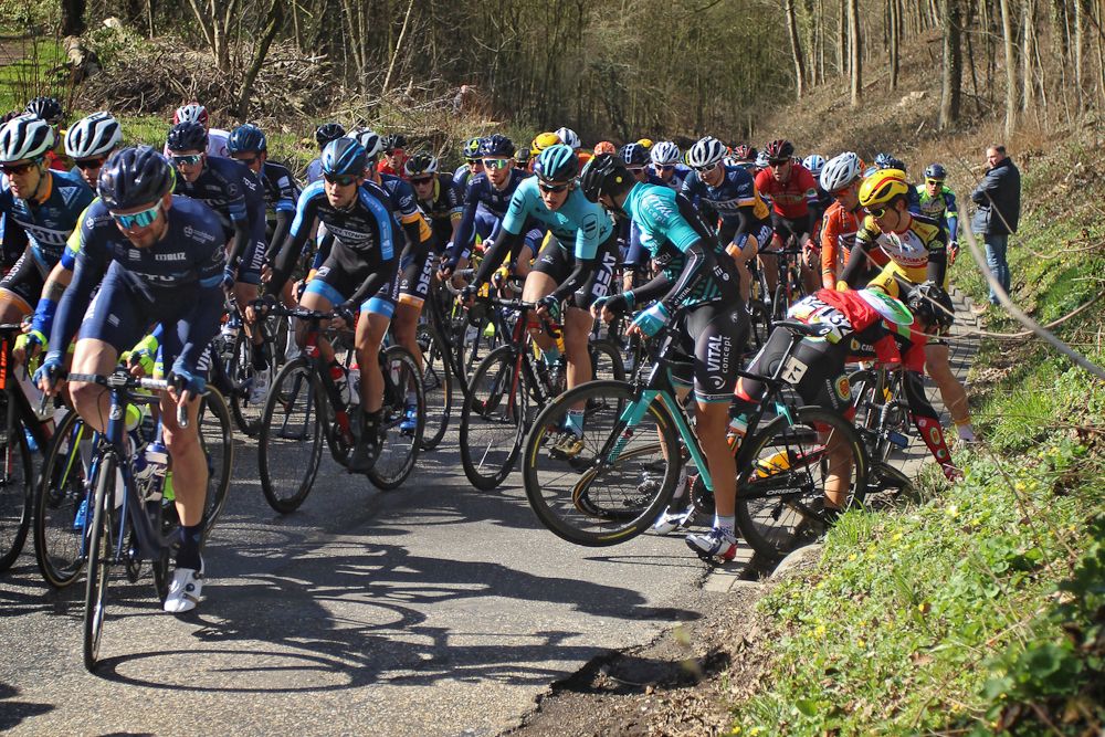 Riders get tangled up at Volta Limburg Classic