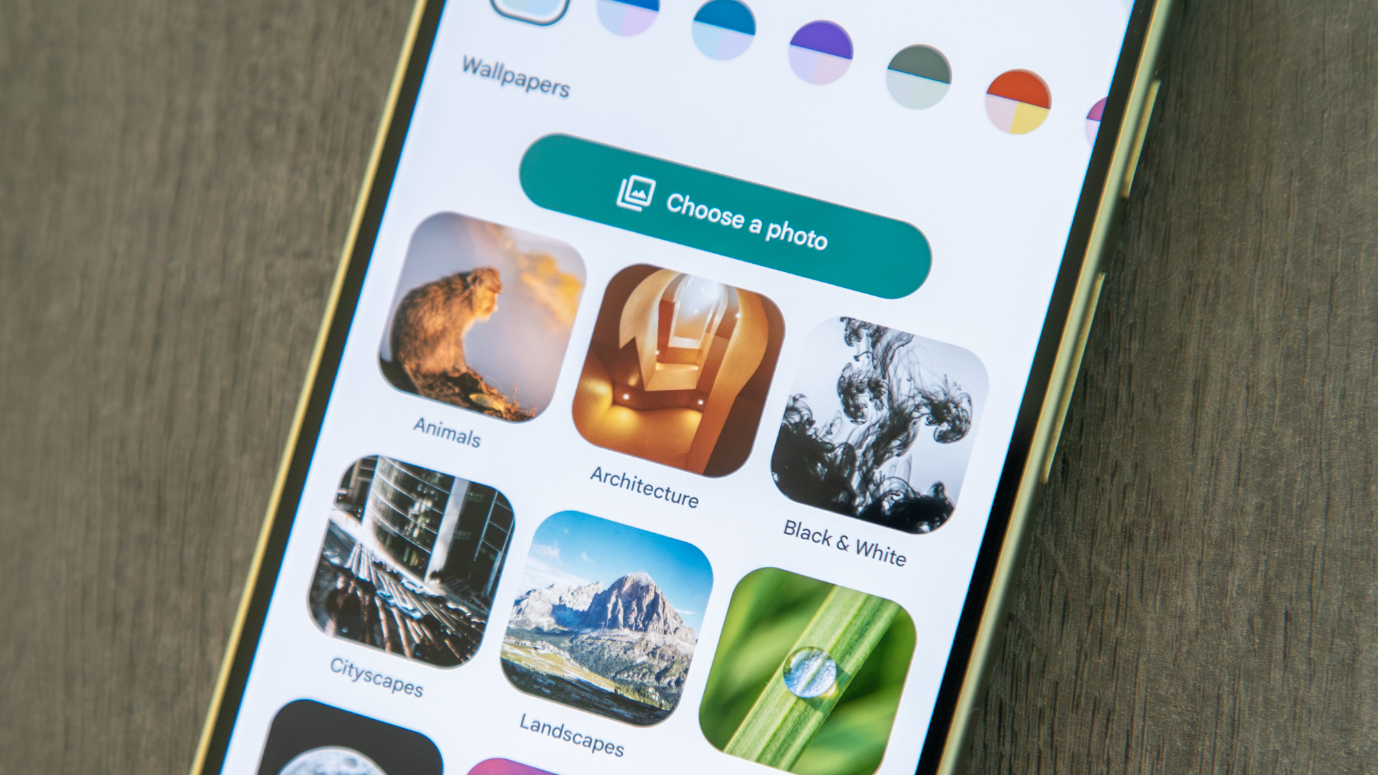 Google Messages Chat themes on a Pixel 11