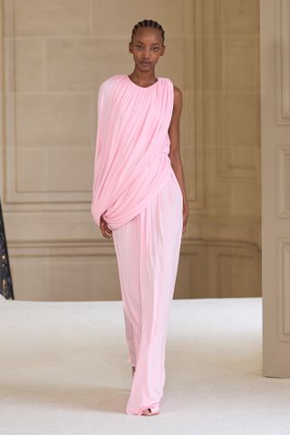 Rosa drapiertes Kleid bei Giambattista Valli für die Pariser Modewoche Frühling Sommer 2025