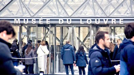 the front door of the Louvre museum