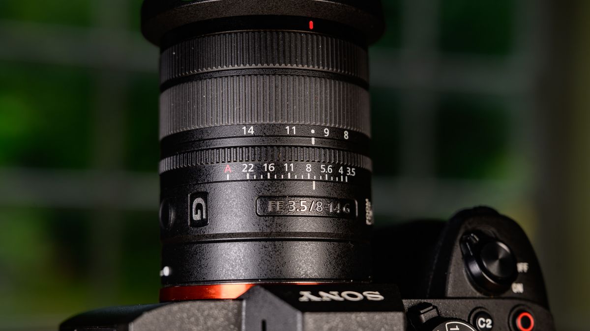 Close up of the Sony FE 8-14mm F3.5 G fisheye lens's controls