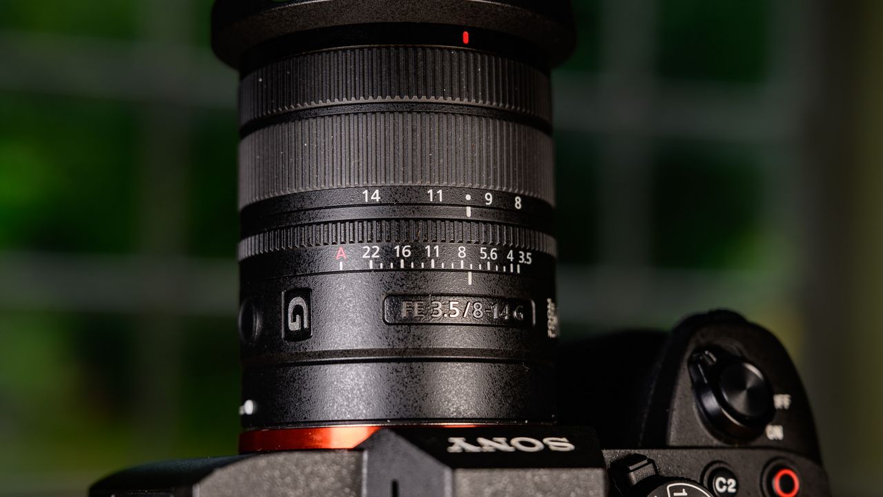 Close up of the Sony FE 8-14mm F3.5 G fisheye lens's controls