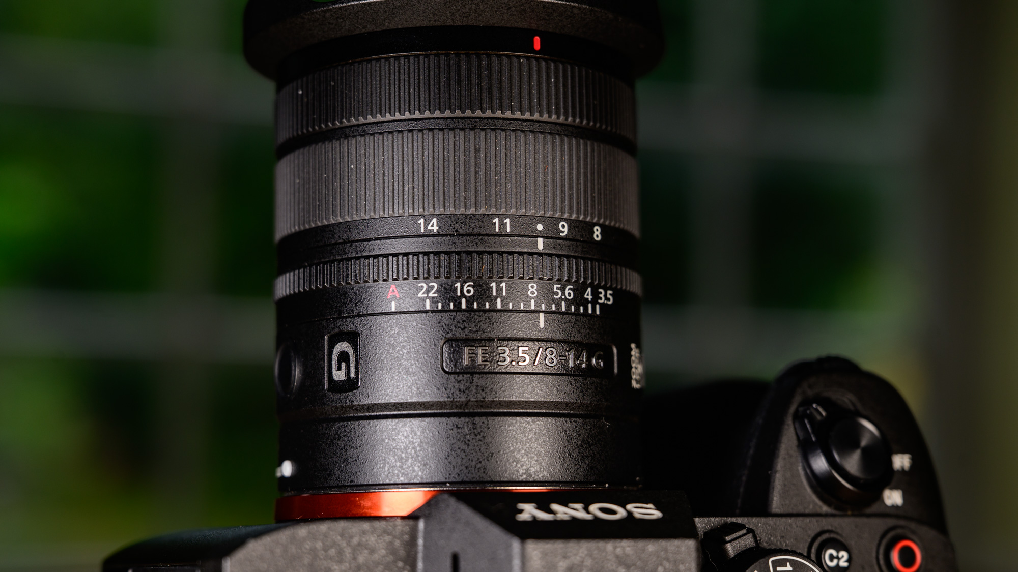 Close up of the Sony FE 8-14mm F3.5 G fisheye lens's controls 