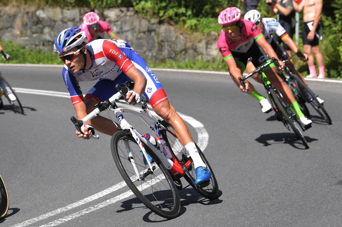 The peloton descends