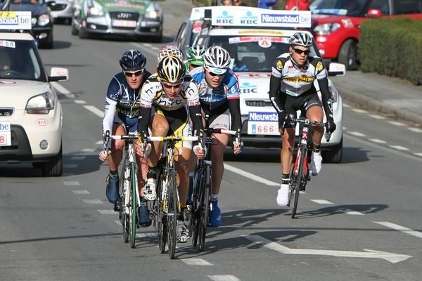 The breakaway makes its way through Diksmuide.