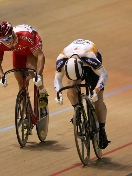 Shane Perkins (Jayco) defeates Kevin Sireau (Cofidis)