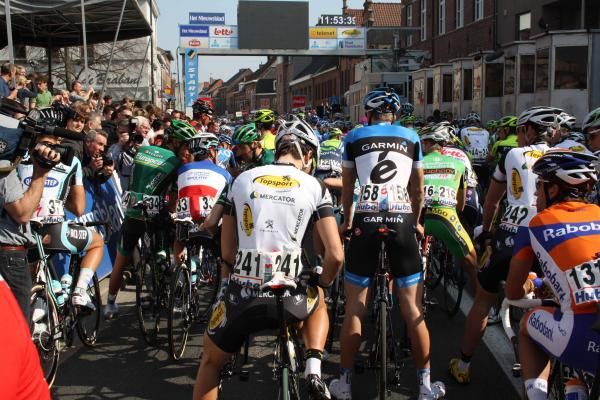 The peloton lines up for the start of E3 Harelbeke.