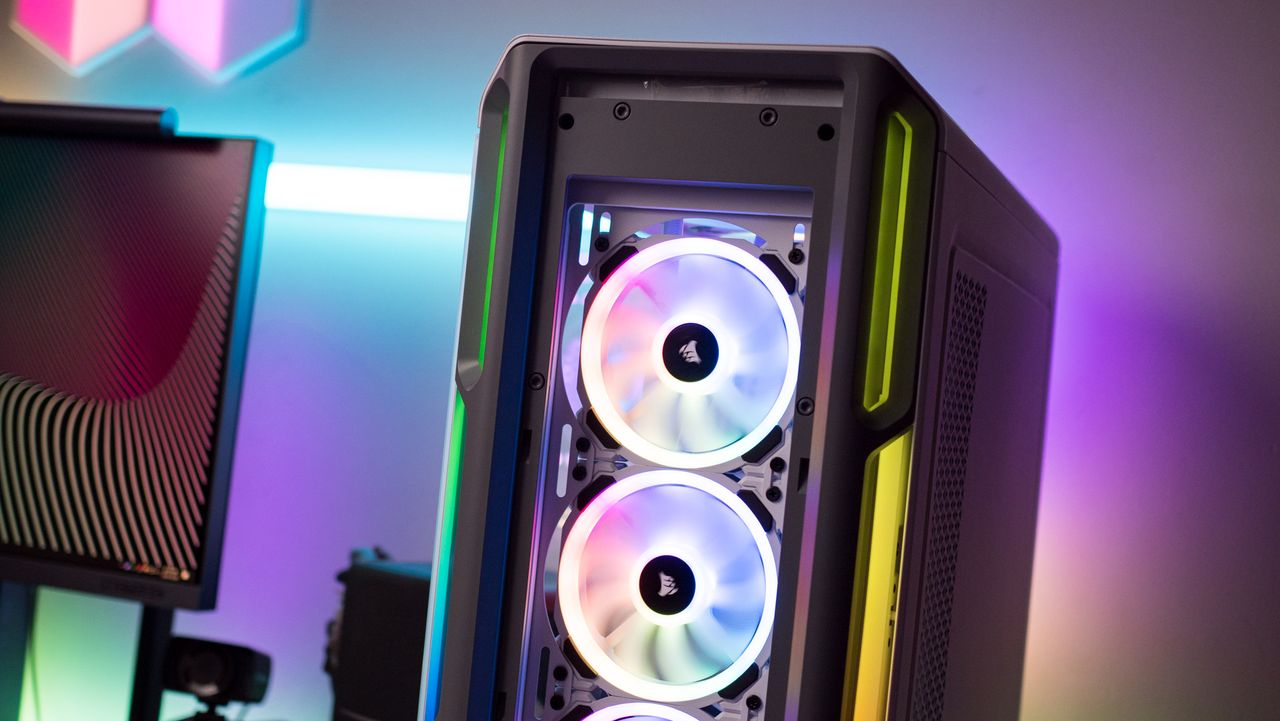 Corsair iCUE 5000T RGB's LL120 fans highlighted