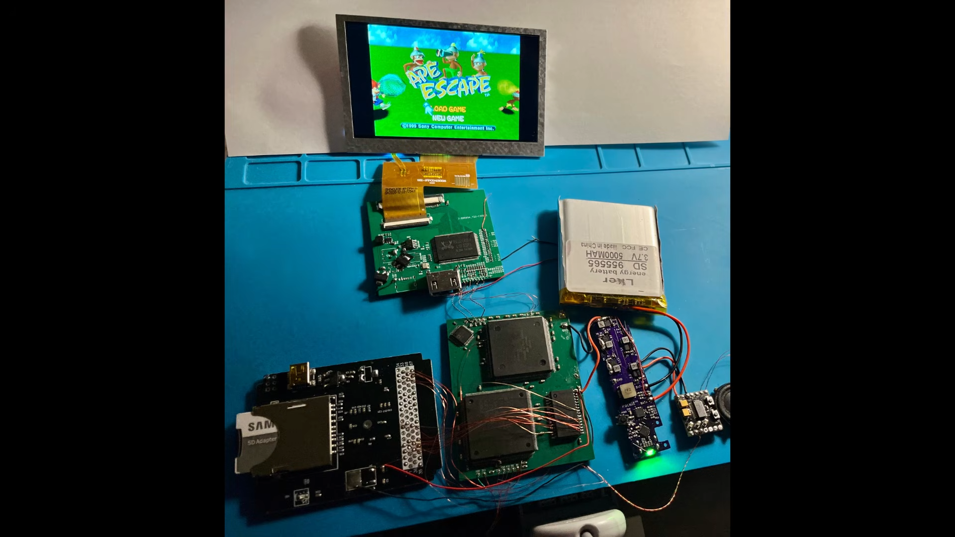 جهاز PlayStation الهجين، تم إنشاؤه من خلال الجمع بين مكونات من وحدتي تحكم PS1 مختلفتين ودمجهما مع لوحة XStation وHDMI