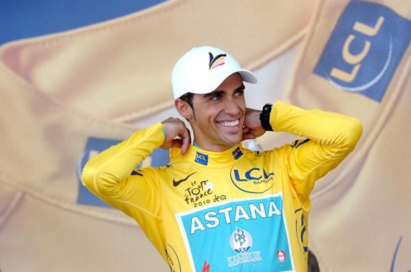 Alberto Contador (Astana) adjusts his maillot jaune
