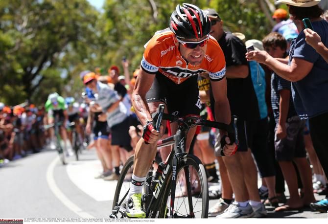 Cadel Evans chases down Simon Gerrans
