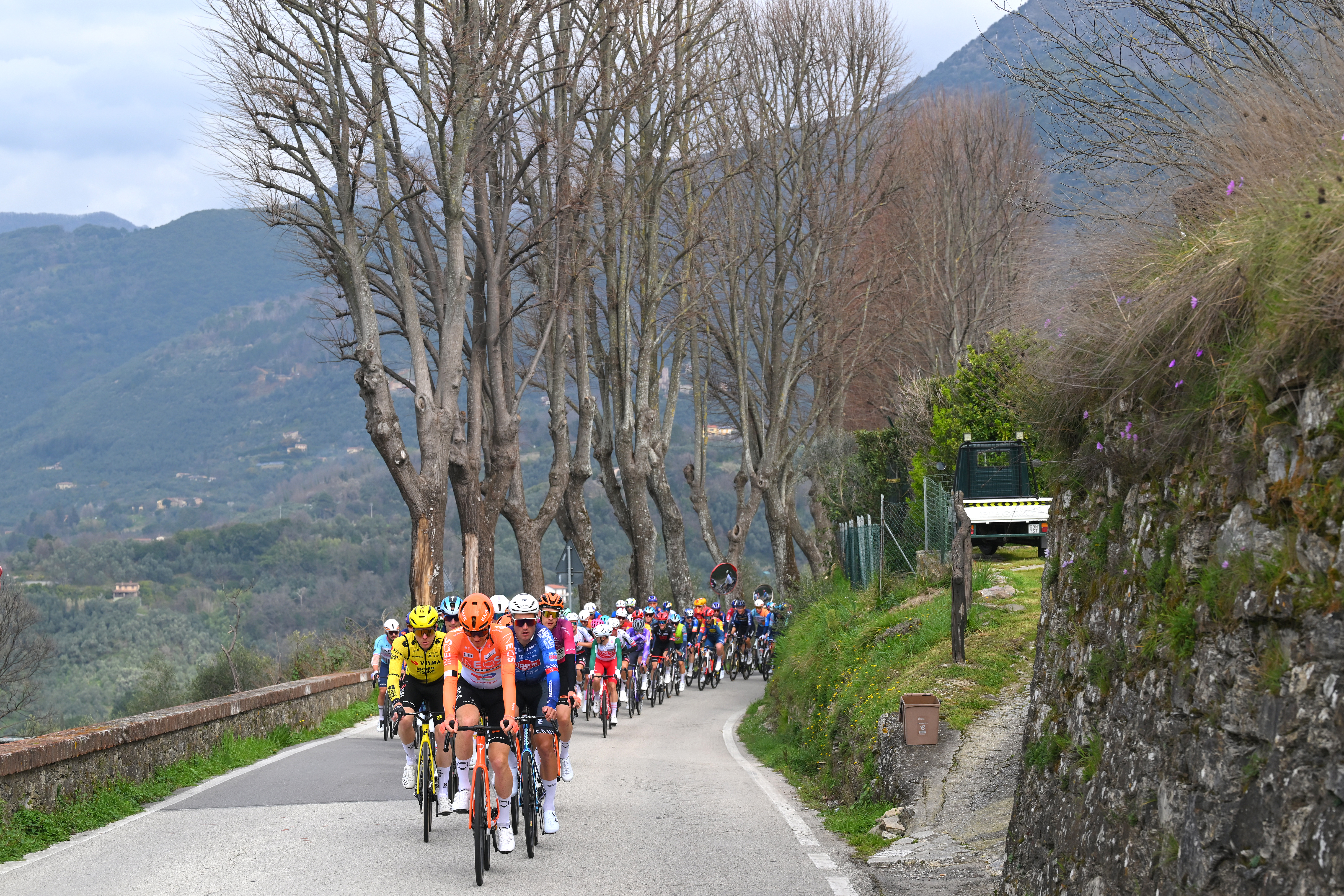 Peloton na etapa 2 do Tirreno-Adriatico 2026