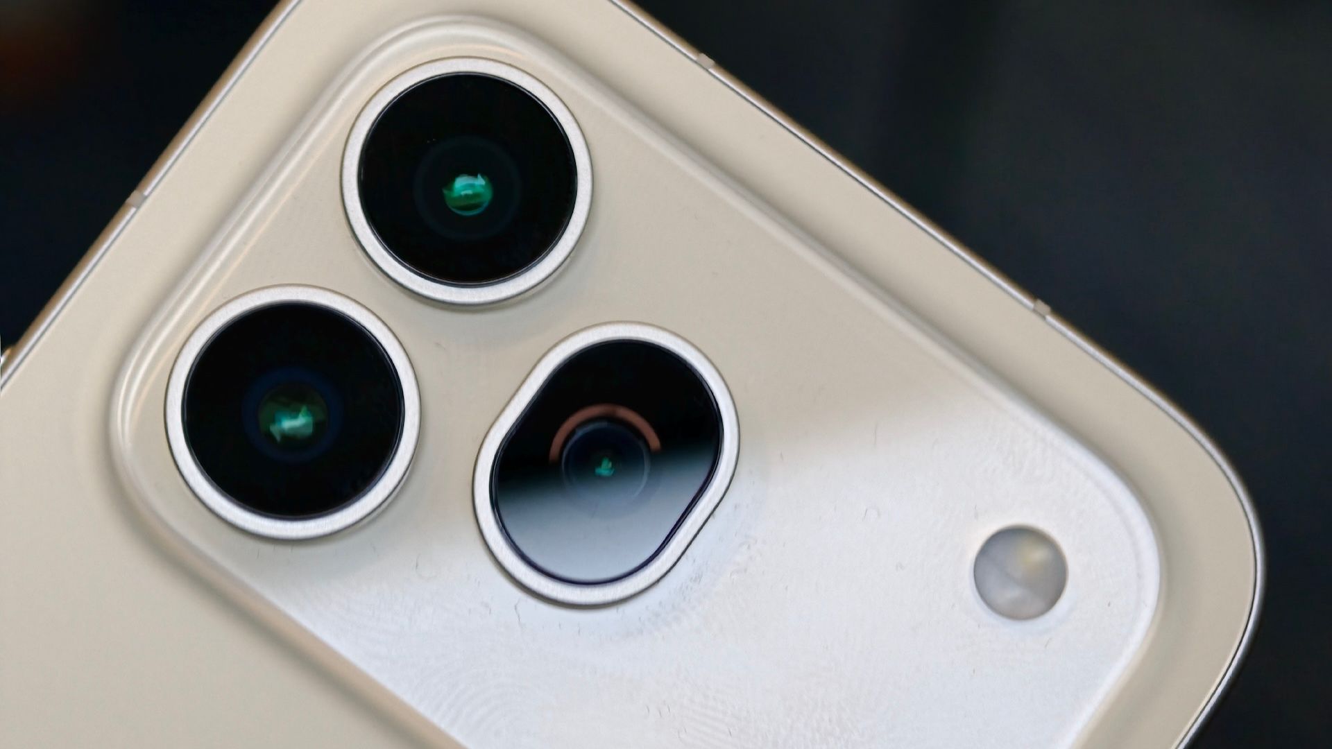 Honor 600 Pro in black, white and orange