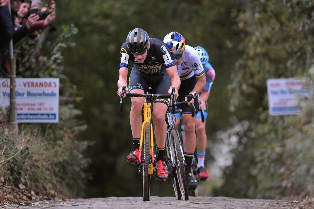 Toon Aerts at the front of the lead group in Koppenbergcross