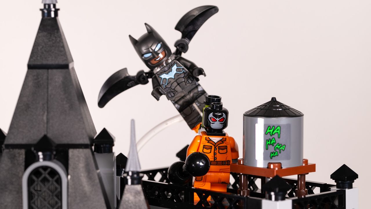Lego DC Arkham Asylum (#76300) lego set, Batwing chases down Bane