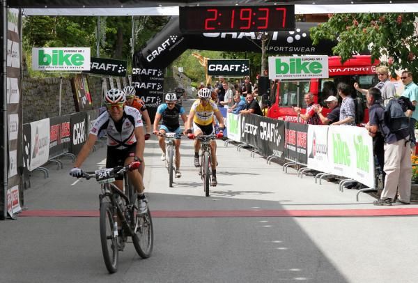 Thomas Litscher wins stage 3 from a nine-man group.