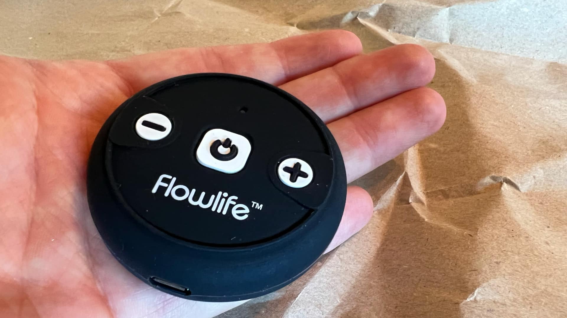 Flowlife Tens på kartongbakgrund