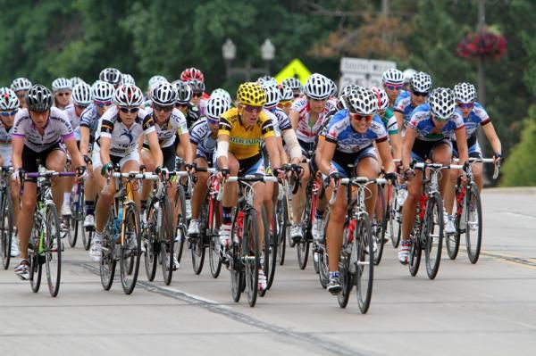 The women make their way back into town.