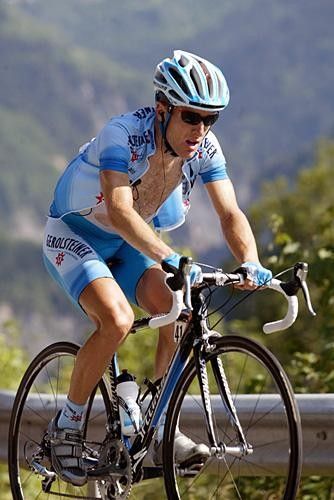 Levi Leipheimer (Gerolsteiner) looked good with about 10K to go.
