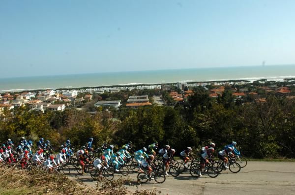 The peloton on stage 5 of Tirreno Adriatico.