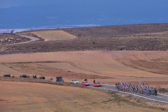 The peloton on the hot and dry plains before the rain set in