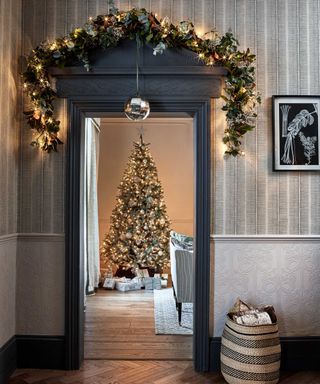 Christmas-decorating-Paul-Raeside