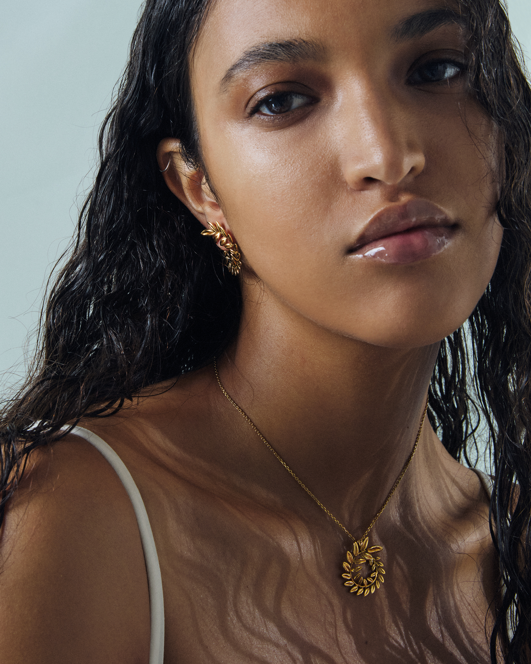 La Mia Itaca model with gold necklace