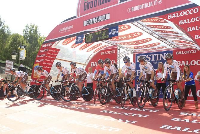 AG2R-La Mondiale rolls out.