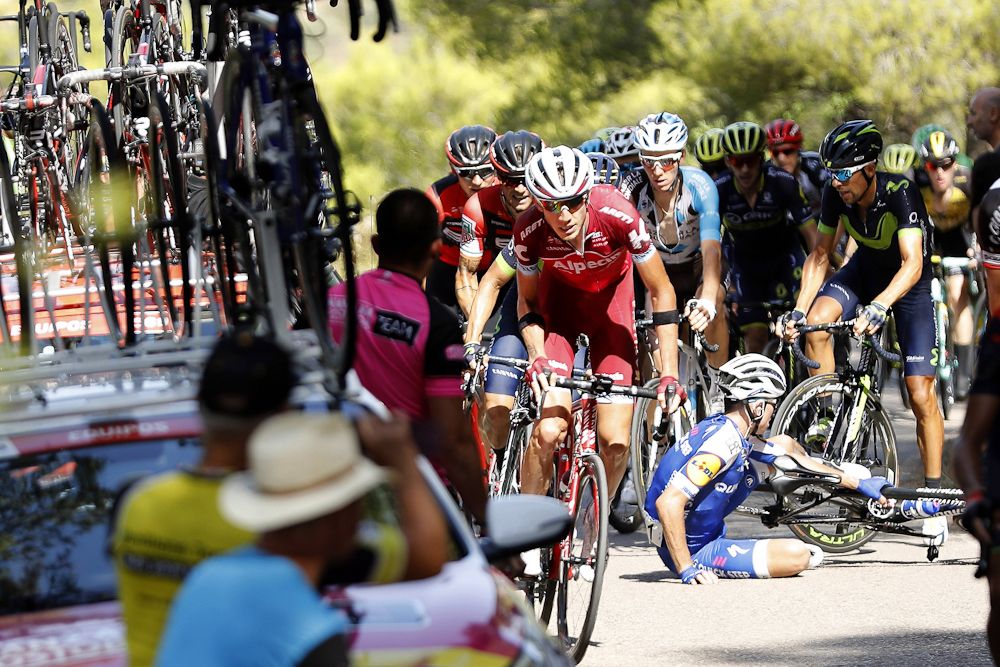 Ilnur Zakarin, David De la Cruz and Romain Bardet get tangled up