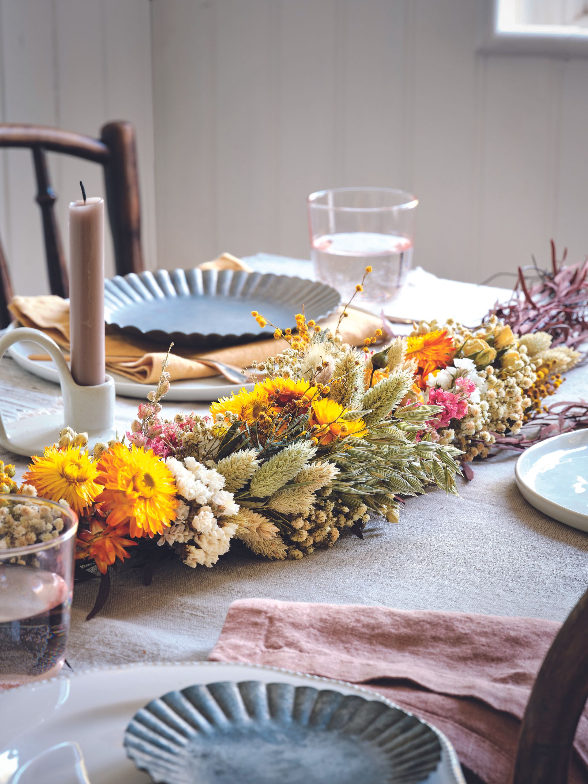 Μια επιτραπέζια λουλουδάτη γιρλάντα