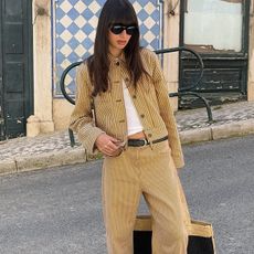 Summer Outfit Ideas 2025: @tamaramory wears beige jeans and a striped jacket