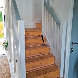 Hallway before pic with stairs