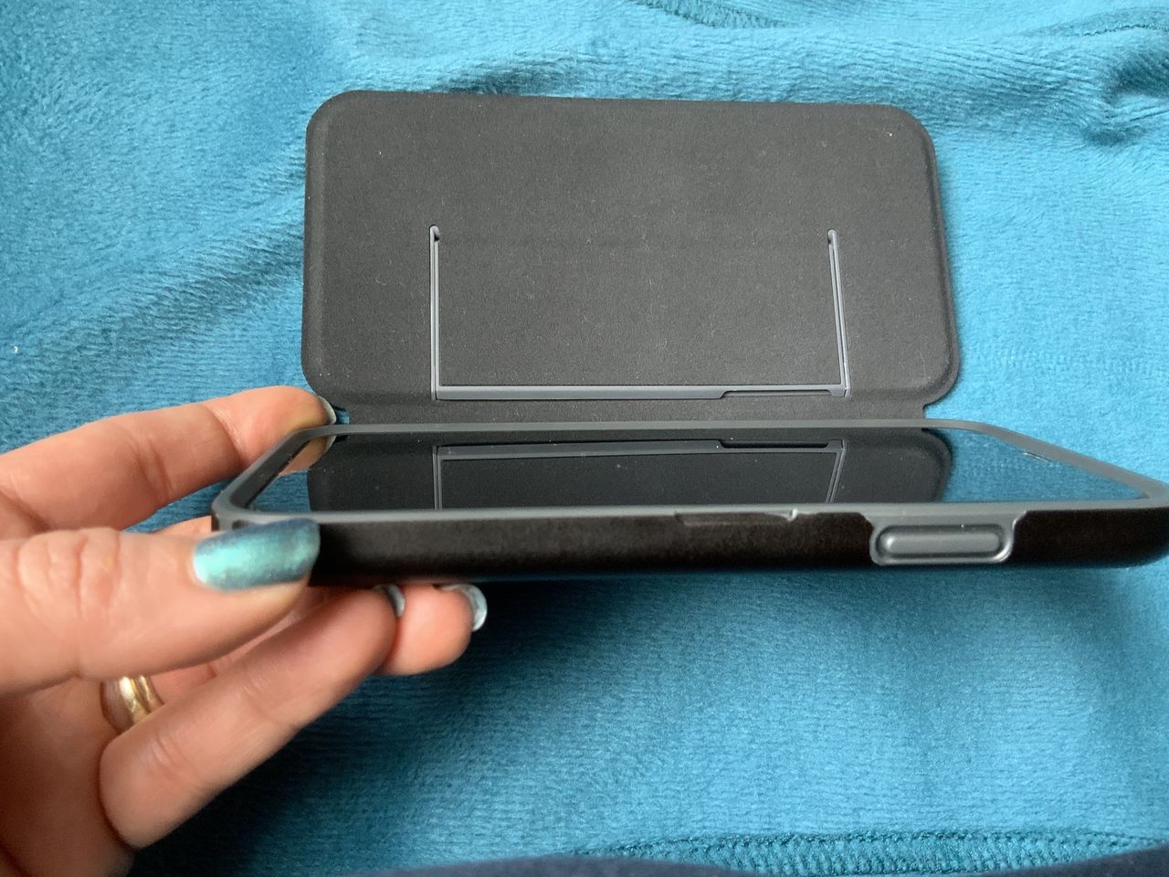 Speck Presidio Folio iPhone Case