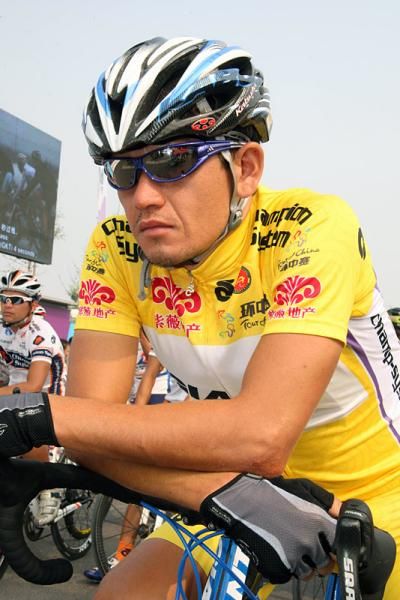 Race leader Muradjan Halmuratov (Giant Kenda Cycling Team) awaits the start of stage 8.