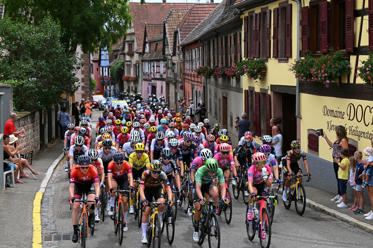 The pro women&#039;s peloton rolls through a French village