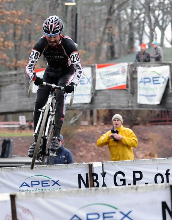 Adam Snyder (Team Jamis) clears the first barrier...