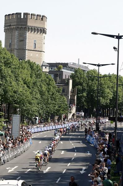 The peloton stretched out in the Rund um K&ouml;ln.