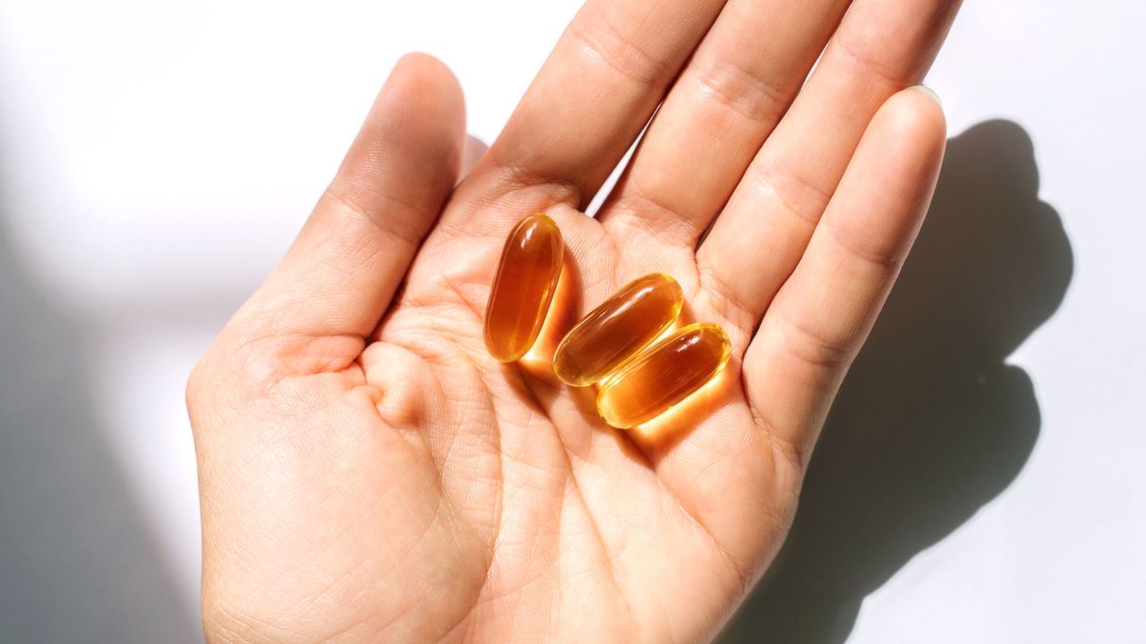 Berberine to lose weight: A woman holding supplements in her palm