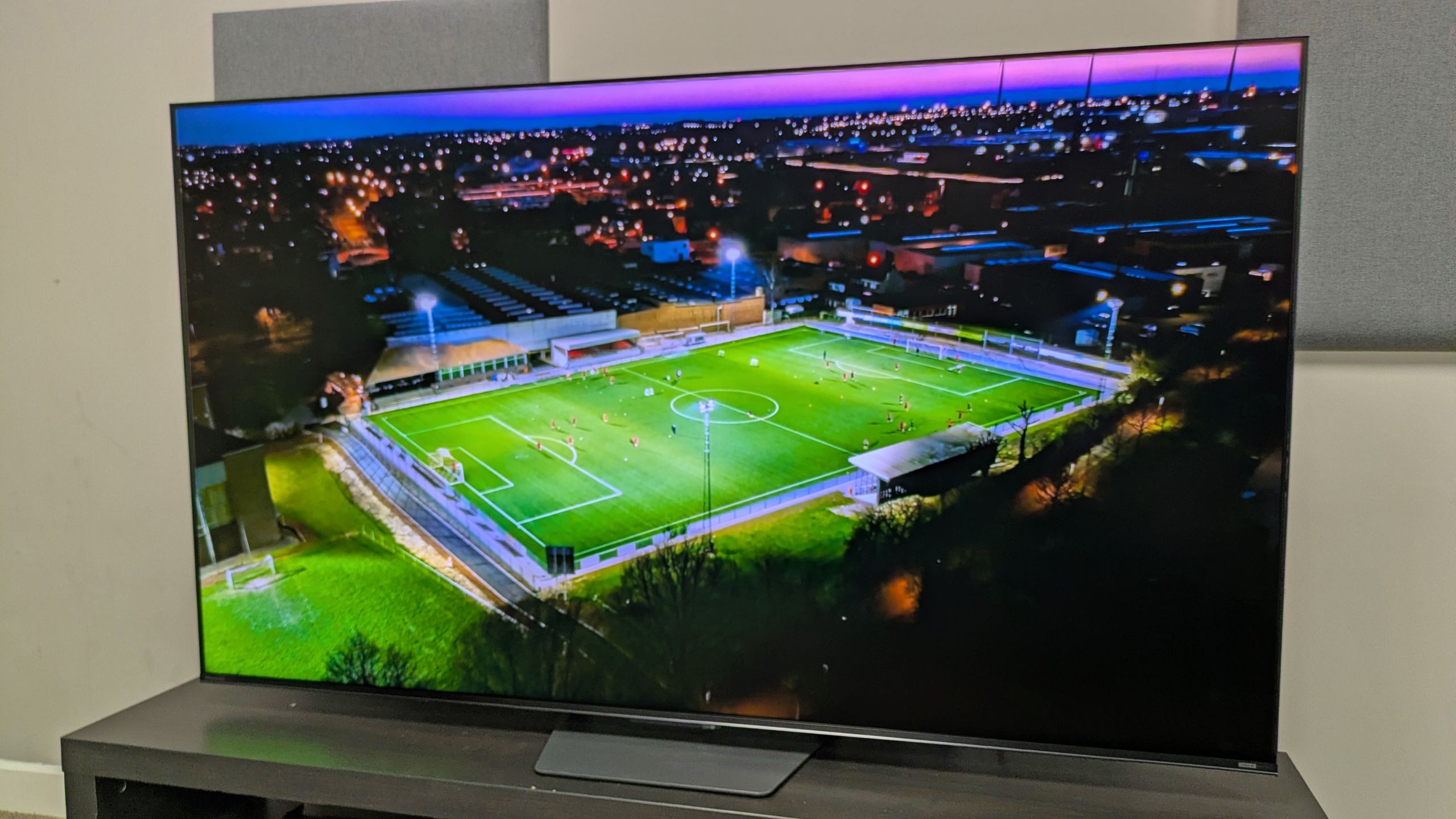 إذا كنت تبحث عن تلفزيون بشاشة كبيرة، فنوصيك بتلفزيونات Mini-LED بدلًا من تلفزيونات OLED – وإليك السبب