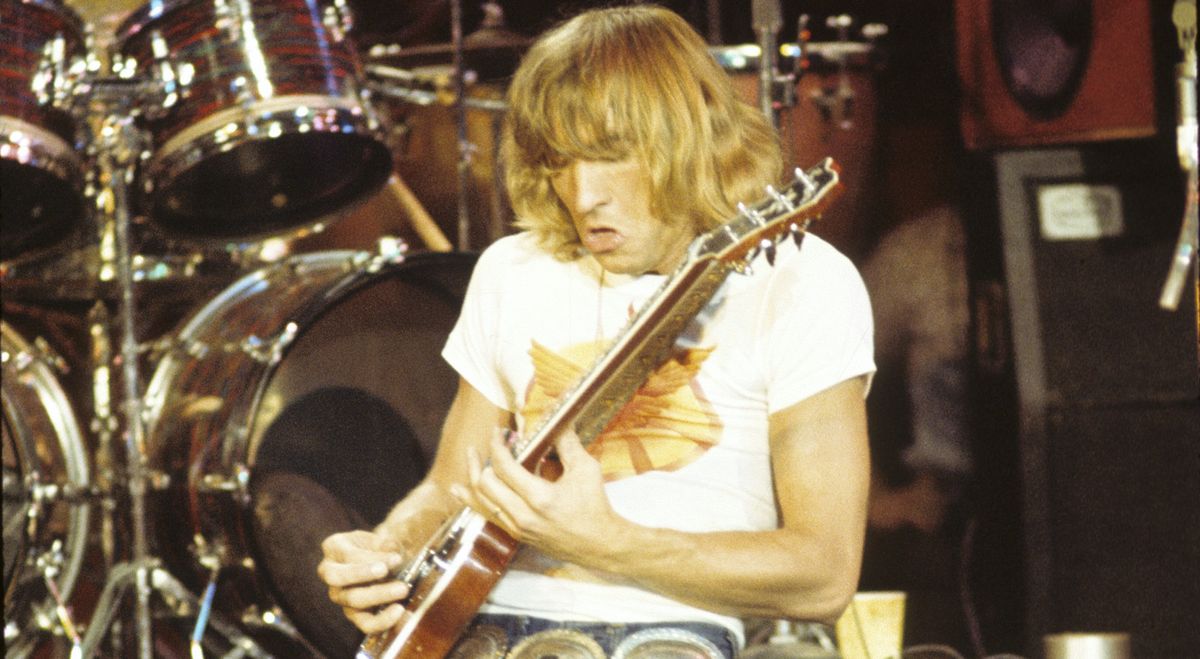 Joe Walsh performs with Barnstorm in 1973