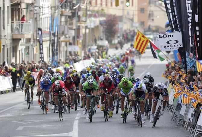 Luka Mezgec (Giant-Shimano) sprints along the barriers en route to victory over Leigh Howard (Orica GreenEdge) in stage 1 at Catalunya