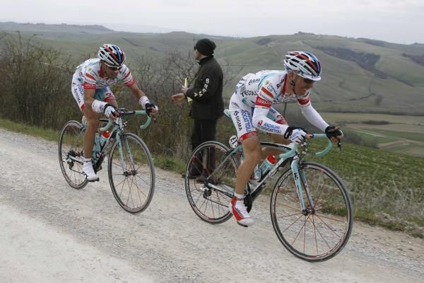 Emanuele Sella and Angel Vicioso (Androni Giocattoli) get stuck in on a dust section.