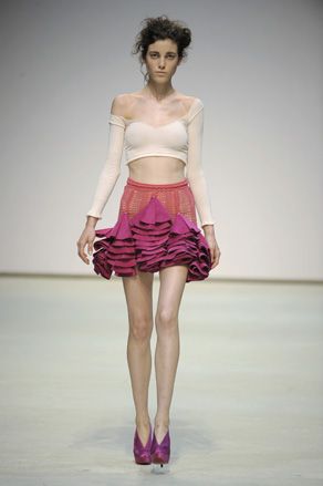 Model wear crop top & skirt