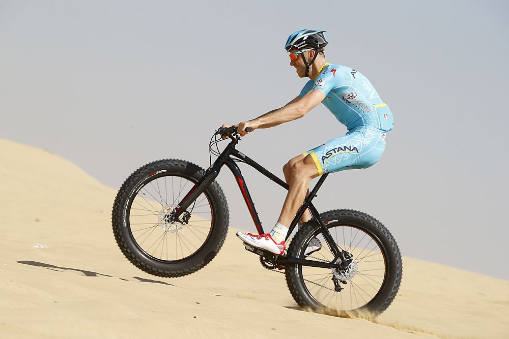 Lars Boom shows off his fat bike skills